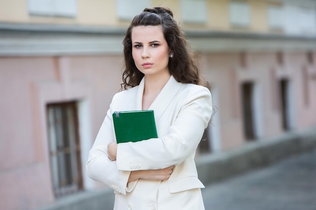 El retrato de una mujer de negocios con un cuaderno en la mano.