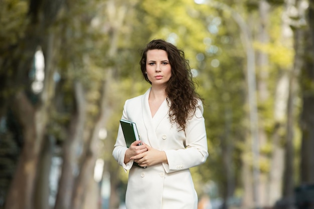 Retrato de una mujer de negocios con un cuaderno en la mano.