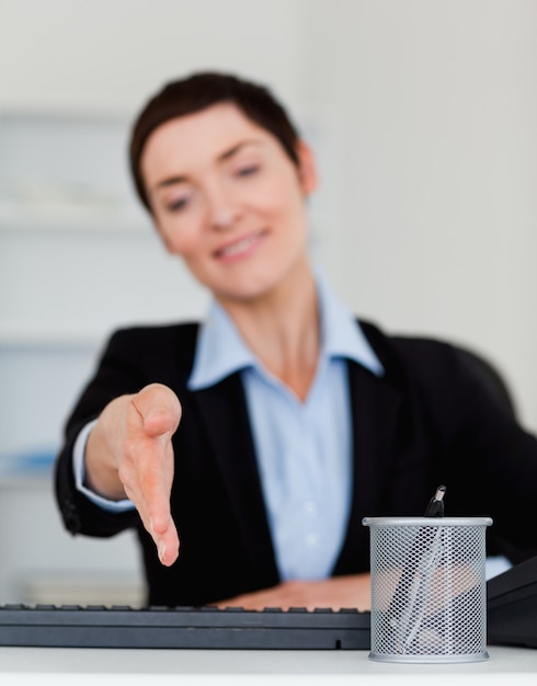 Foto retrato de una mujer de negocios dando su mano