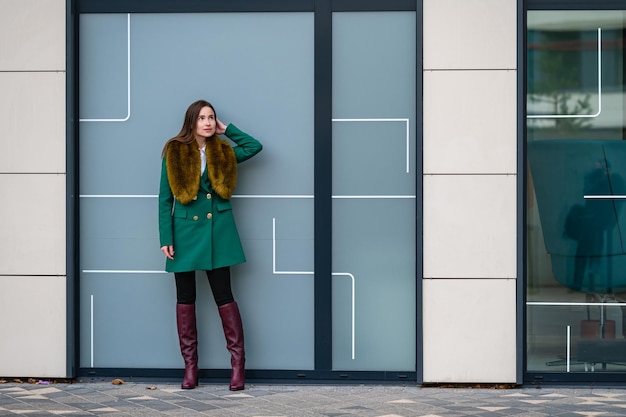 Retrato de una mujer de negocios elegantemente vestida en un edificio acristalado en un distrito financiero