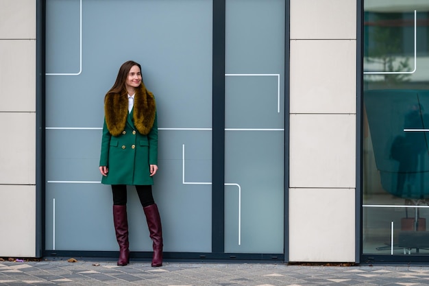 Retrato de una mujer de negocios elegantemente vestida en un edificio acristalado en un distrito financiero