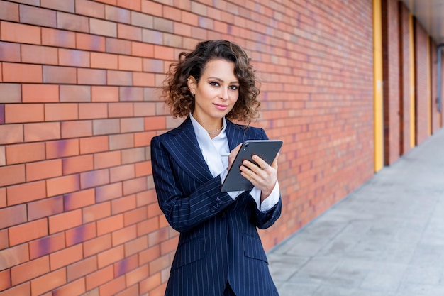 Foto retrato de una mujer de negocios exitosa frente a un edificio de negocios moderno