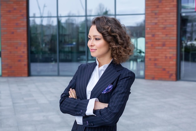 Retrato de una mujer de negocios exitosa frente a un edificio de negocios moderno