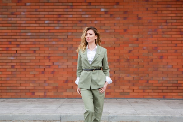 Retrato de una mujer de negocios exitosa frente a un edificio de negocios moderno