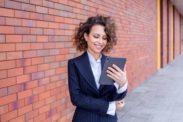 Foto retrato de una mujer de negocios exitosa frente a un edificio de negocios moderno