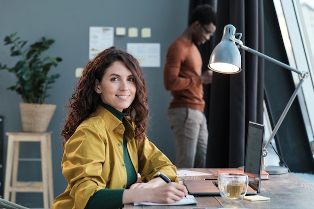 Foto retrato de mujer de negocios exitosa que trabaja en la oficina con su colega