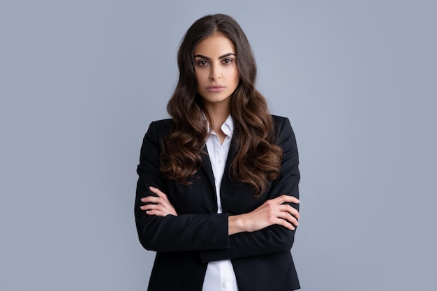 Retrato de mujer de negocios exitosa en traje sobre fondo gris aislado