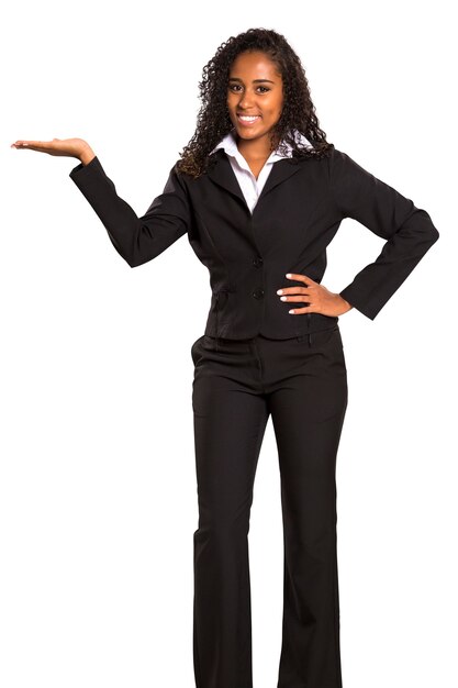 Retrato de una mujer de negocios feliz apuntando con su dedo al espacio de la copia