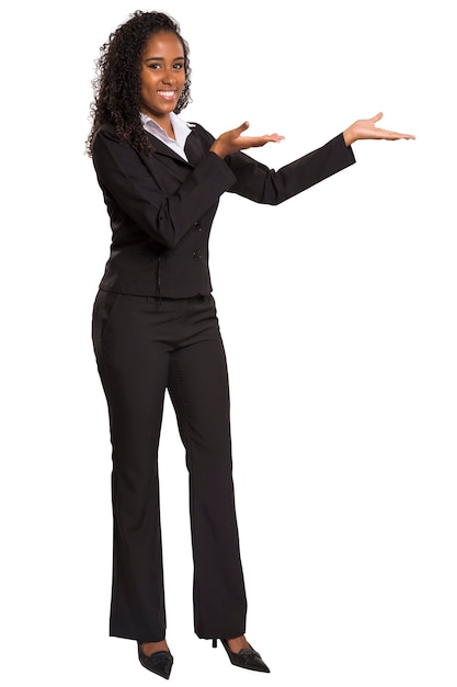 Retrato de una mujer de negocios feliz apuntando su dedo a un lado.