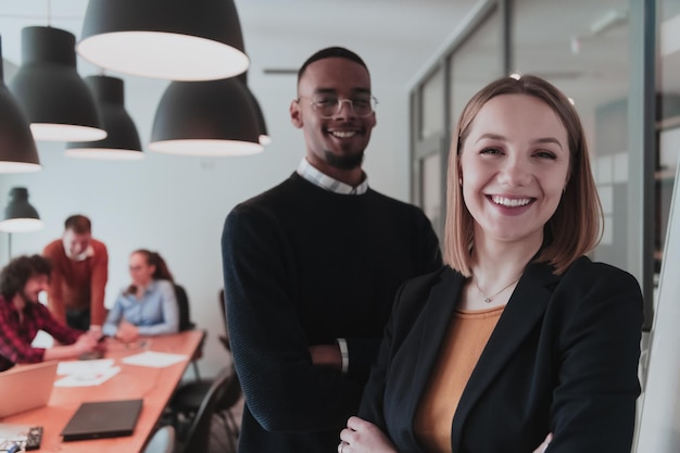 Retrato de mujer de negocios feliz y hombre de negocios en la oficina moderna hombre de negocios y mujer de negocios smili