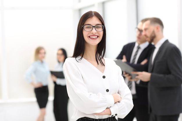 retrato de una mujer de negocios feliz de pie en la oficina del vestíbulo. foto con espacio de copia