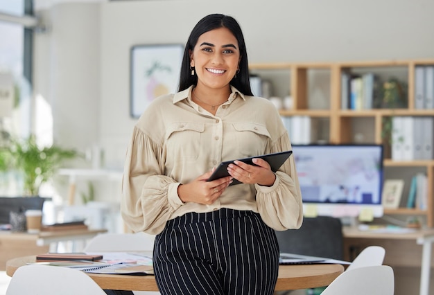 Retrato de mujer de negocios feliz con tableta digital en una oficina corporativa Motivación de sonrisa emprendedora y confianza en alcanzar el objetivo y el éxito en su carrera profesional en la empresa