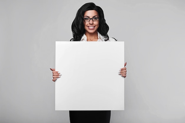 Foto retrato de una mujer de negocios feliz