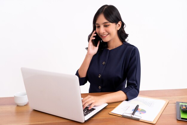 Retrato de una mujer de negocios feliz