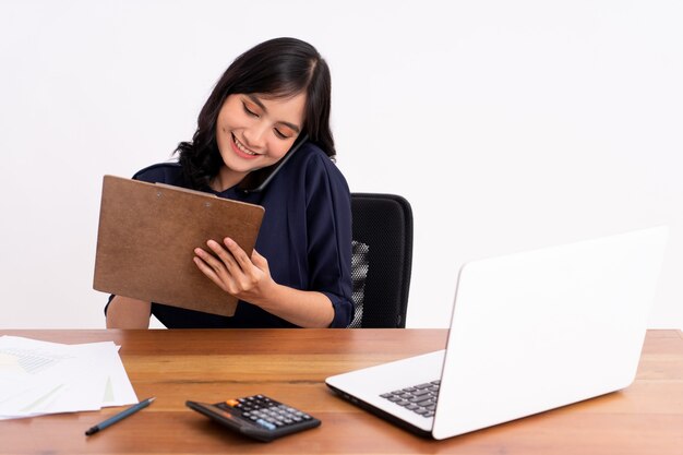 Retrato de una mujer de negocios feliz