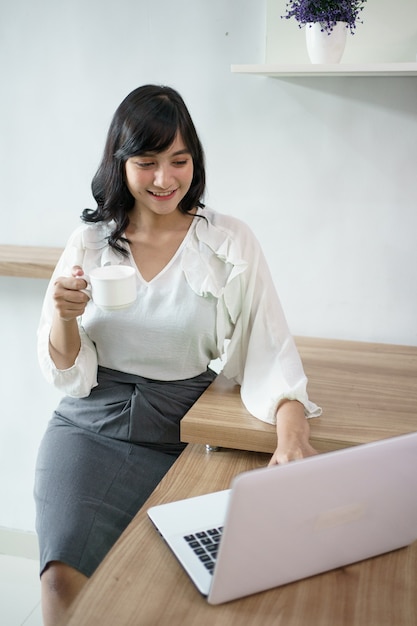 Retrato de una mujer de negocios feliz