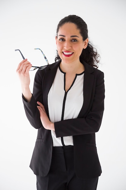 Retrato de mujer de negocios con gafas sobre fondo blanco.