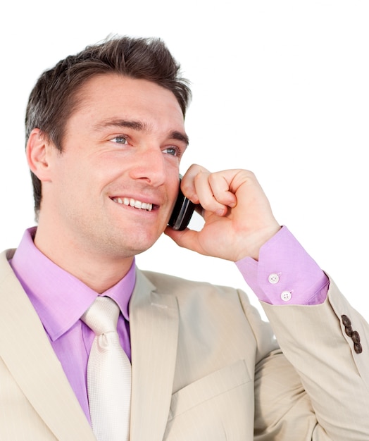 Retrato de una mujer de negocios hablando por teléfono