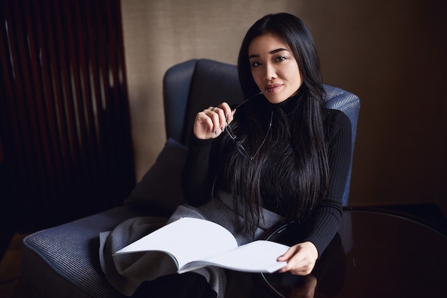 Retrato de mujer de negocios hermosa elegante en la recepción