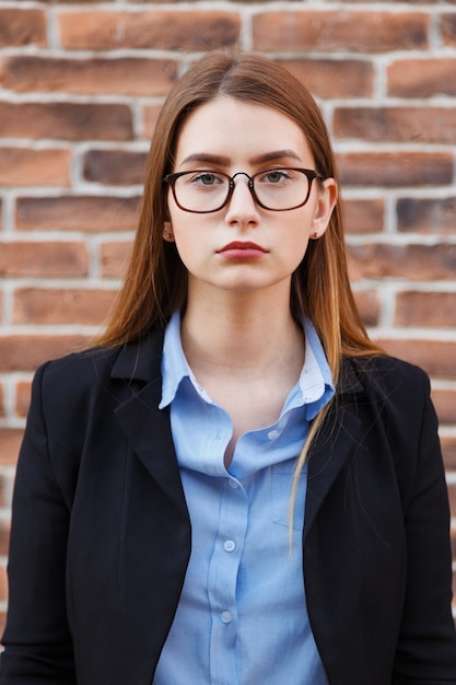 Retrato de mujer de negocios hermosa con gafas