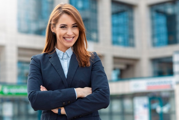 Foto retrato de mujer de negocios joven al aire libre