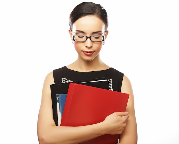 Retrato de mujer de negocios joven feliz con carpetas