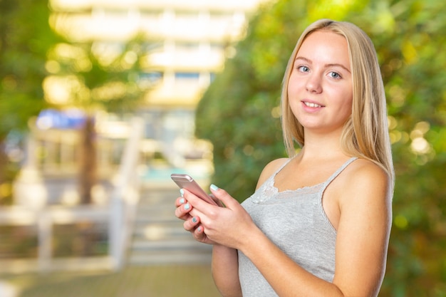 Retrato de mujer de negocios joven hermosa con teléfono móvil