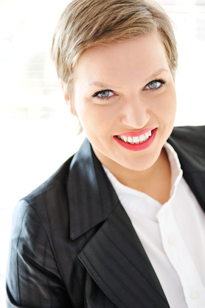 Retrato de mujer de negocios joven positivo sonriendo