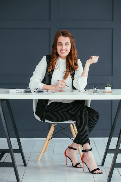 retrato de mujer de negocios joven. sonriente profesional en el espacio de trabajo