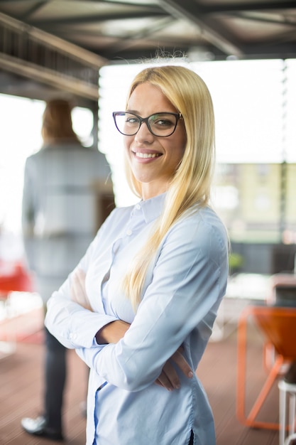 Retrato de mujer de negocios joven sonriente