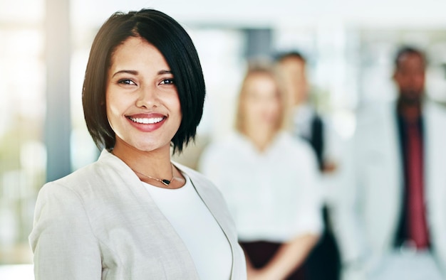 Retrato de mujer de negocios y liderazgo de equipo en la oficina o la confianza del empleado colaboración o puesta en marcha cara de persona femenina y compañeros de trabajo para la empresa acerca de nosotros en broker agencia objetivos o profesional