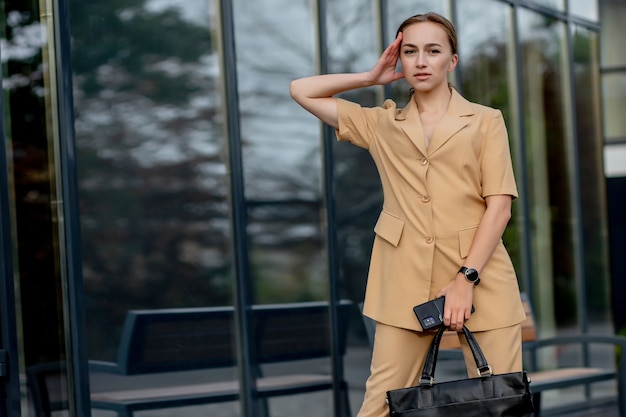 Retrato de mujer de negocios lindo posiblemente contador profesional