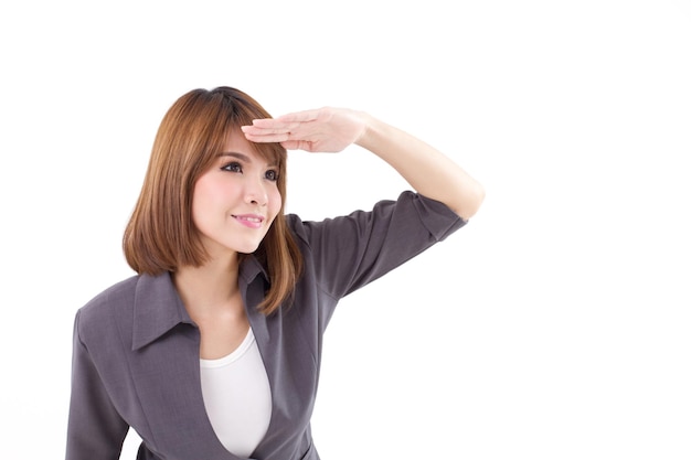 Retrato de mujer de negocios mirando hacia arriba aislado sobre fondo blanco.