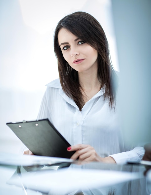 Retrato de mujer de negocios moderna con documentos