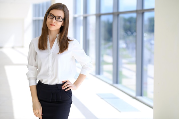 Retrato de mujer de negocios moderna en la oficina