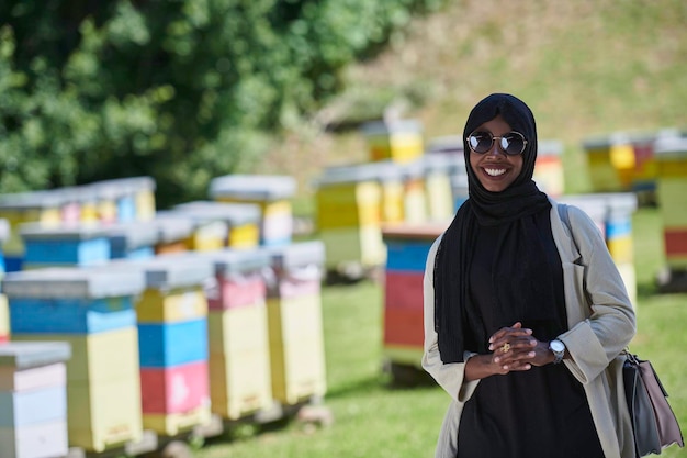 retrato de mujer de negocios musulmana africana negra en una pequeña granja local de producción de miel