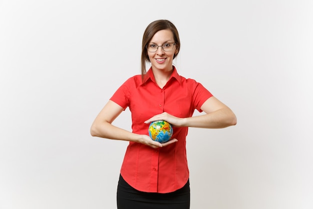 Retrato de mujer de negocios o profesor en camisa roja sosteniendo en palmas Globo terráqueo aislado sobre fondo blanco. Problema de contaminación ambiental. Detener la basura de la naturaleza, el concepto de protección del medio ambiente.