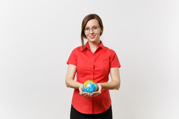 Retrato de mujer de negocios o profesor en camisa roja sosteniendo en palmas Globo terráqueo aislado sobre fondo blanco. Problema de contaminación ambiental. Detener la basura de la naturaleza, el concepto de protección del medio ambiente.