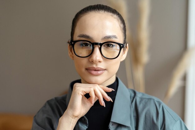 Retrato de una mujer de negocios en la oficina con gafas en la cara