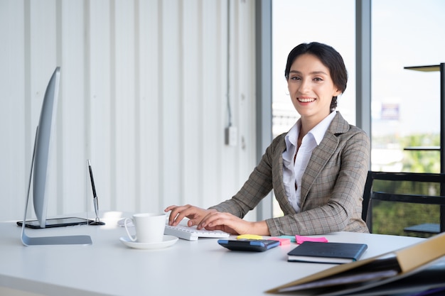 Retrato de mujer de negocios en la oficina moderna