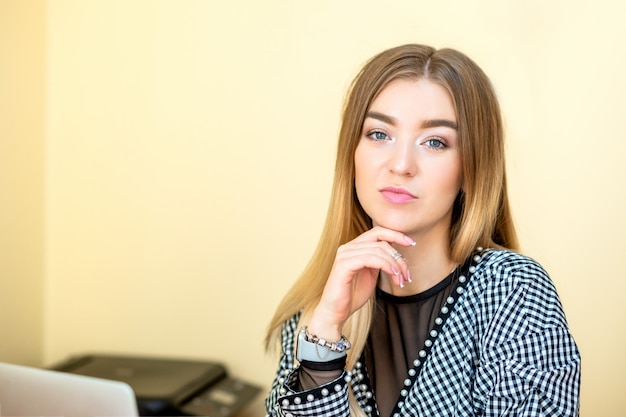 Retrato de mujer de negocios en la oficina