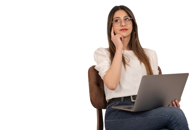 Retrato de mujer de negocios de pensamiento pensativo Sentado silla aislado fondo blanco Usando laptop