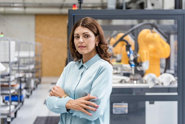 Retrato de una mujer de negocios que trabaja en una empresa de fabricación