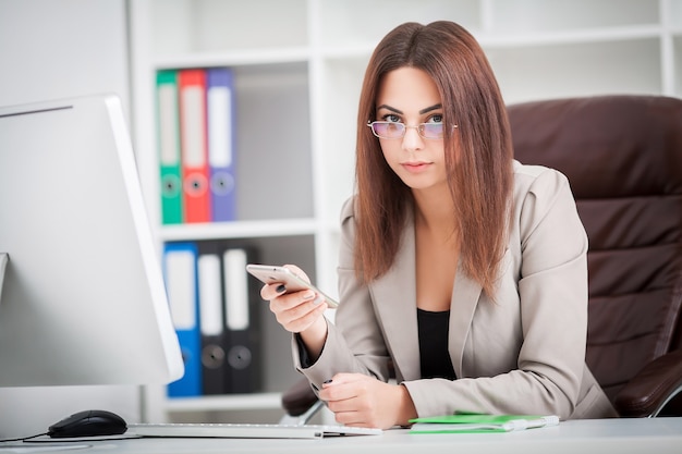 Retrato de mujer de negocios que trabaja en la oficina creativa