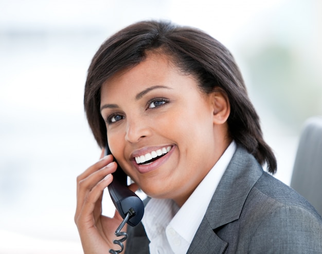 Retrato de una mujer de negocios radiante hablando por teléfono