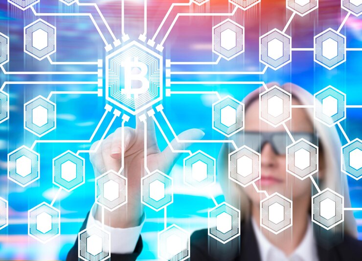 Foto retrato de una mujer de negocios rubia con gafas tocando un gran icono de bitcoin. fondo azul y rojo borroso.
