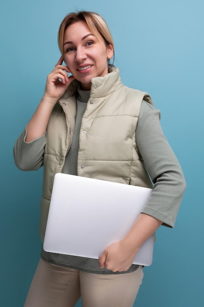 Retrato de mujer de negocios rubia linda con portátil cerrado