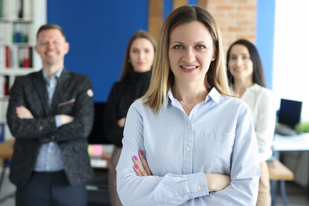 Retrato de mujer de negocios segura detrás del equipo empresarial