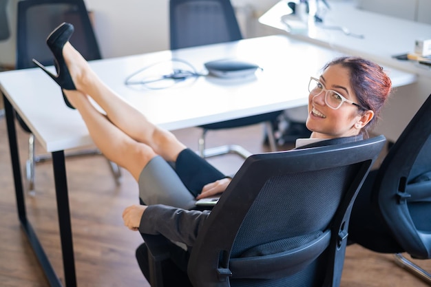 Foto retrato de una mujer de negocios sentada en la oficina