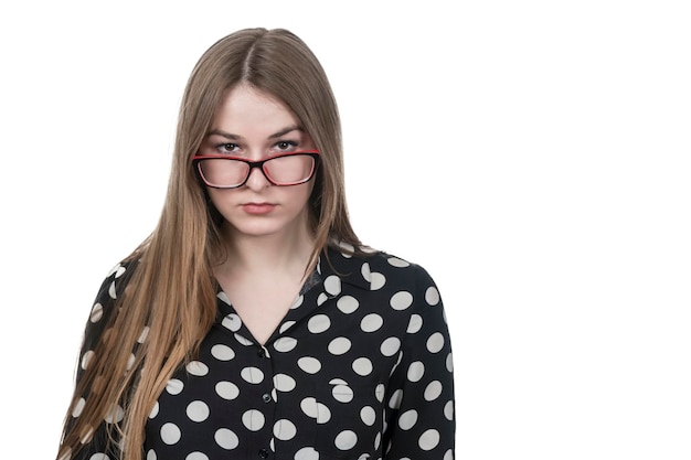 retrato de una mujer de negocios seria y hermosa con gafas aisladas de fondo blanco